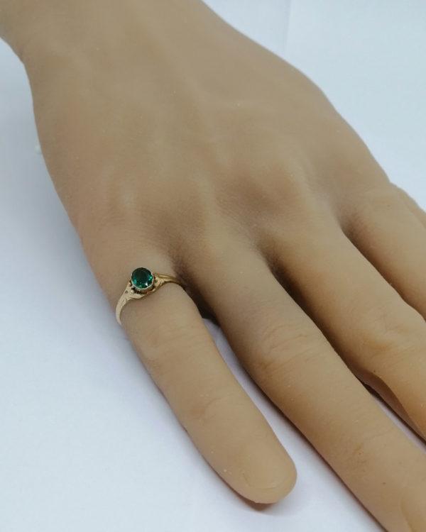 Bague en or jaune, avec petite pierre en verre de couleur verte, vers 1900. – Image 5