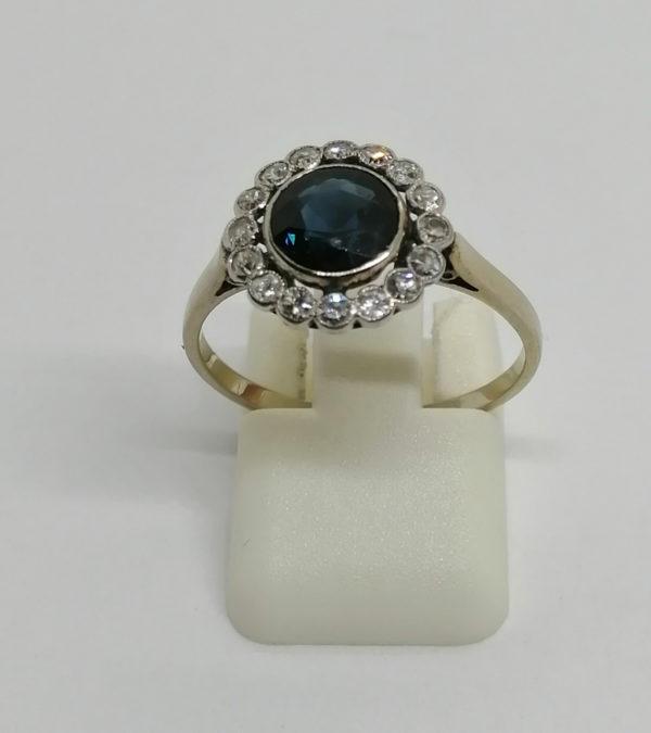 Bague en or gris, ronde avec saphir et petits diamants, vers 1930, Art Déco.
