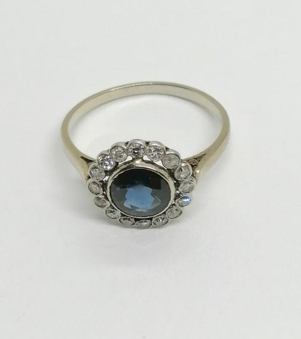 Bague en or gris, ronde avec saphir et petits diamants, vers 1930, Art Déco. – Image 2