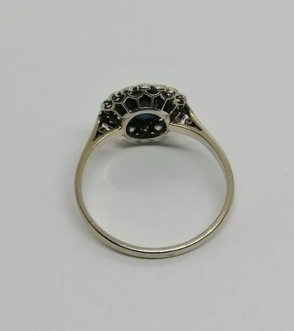 Bague en or gris, ronde avec saphir et petits diamants, vers 1930, Art Déco. – Image 4