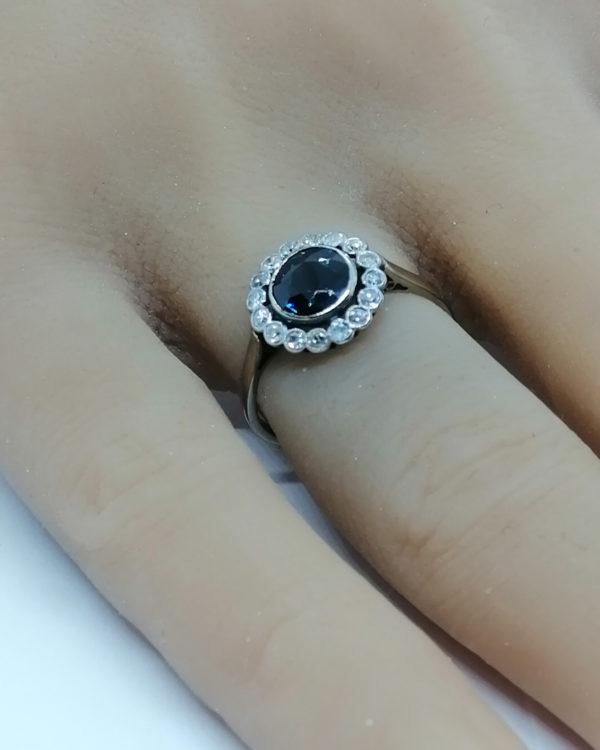 Bague en or gris, ronde avec saphir et petits diamants, vers 1930, Art Déco. – Image 5