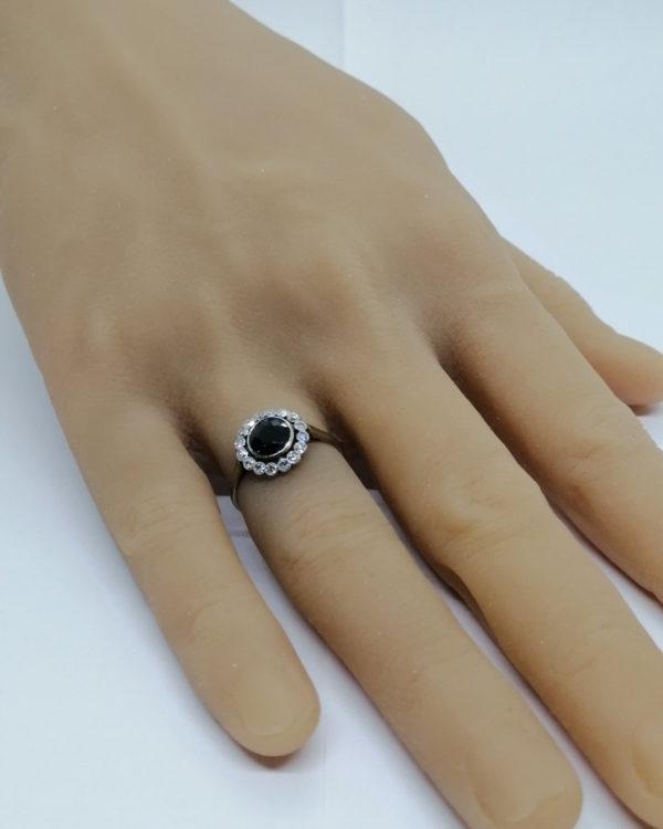Bague en or gris, ronde avec saphir et petits diamants, vers 1930, Art Déco. – Image 6