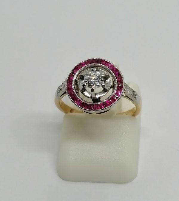 Bague or jaune, diamants, et cercle en rubis calibrés, Art Déco.