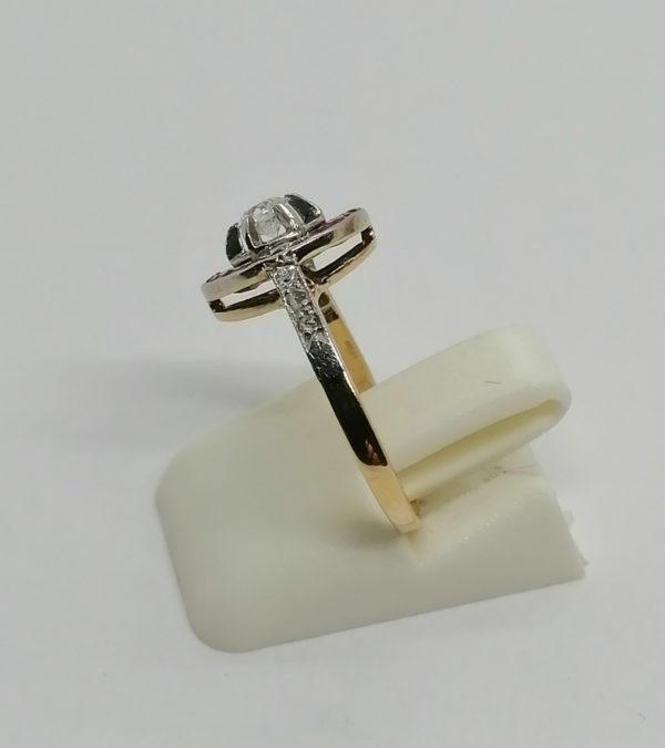 Bague or jaune, diamants, et cercle en rubis calibrés, Art Déco. – Image 2