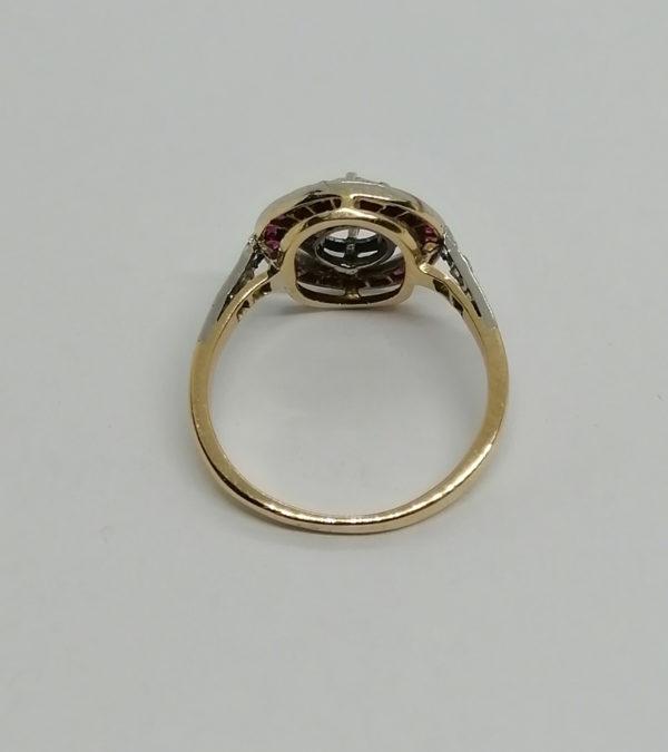 Bague or jaune, diamants, et cercle en rubis calibrés, Art Déco. – Image 3