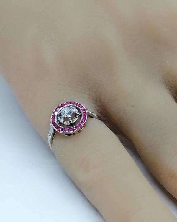 Bague or jaune, diamants, et cercle en rubis calibrés, Art Déco. – Image 4