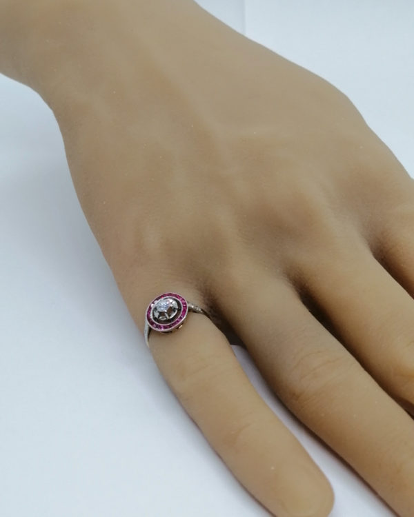 Bague or jaune, diamants, et cercle en rubis calibrés, Art Déco. – Image 5