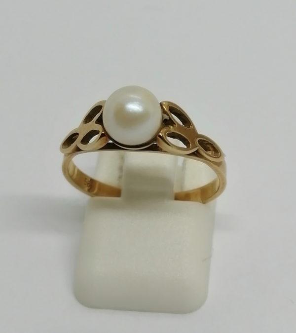 Bague en or jaune avec perle de culture.
