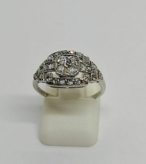 Bague platine, modèle structuré, et pavage de belles roses de diamants, Art Déco.