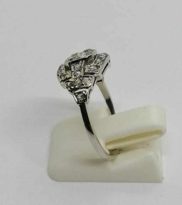Bague platine, modèle structuré, et pavage de belles roses de diamants, Art Déco. – Image 3