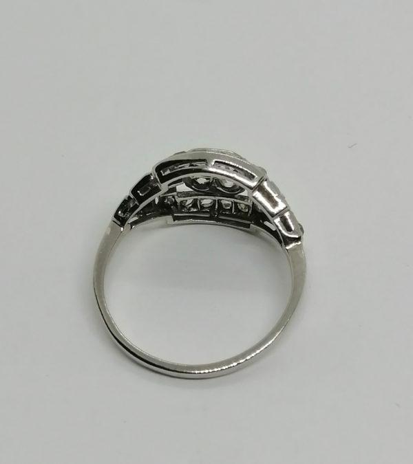 Bague platine, modèle structuré, et pavage de belles roses de diamants, Art Déco. – Image 4