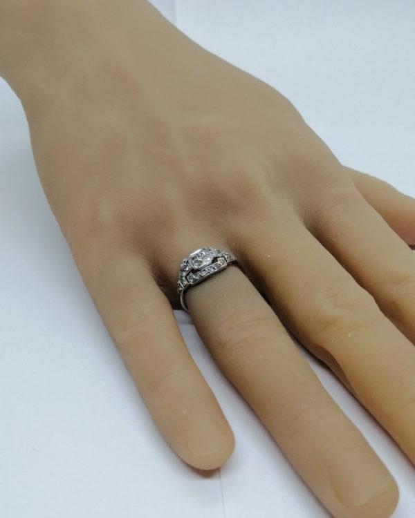 Bague platine, modèle structuré, et pavage de belles roses de diamants, Art Déco. – Image 6