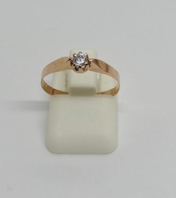 Bague/petit solitaire en or rosé, avec petit zirconium en sertie griffes, vers 1900.