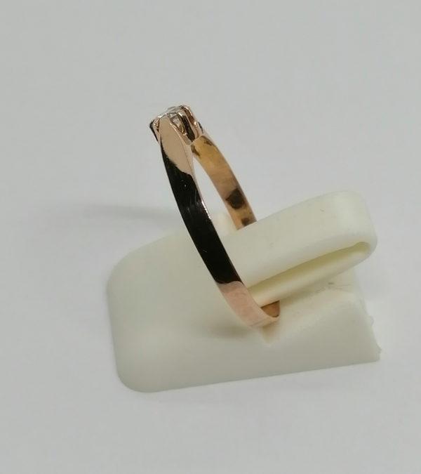 Bague/petit solitaire en or rosé, avec petit zirconium en sertie griffes, vers 1900. – Image 2
