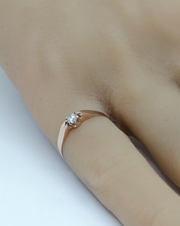 Bague/petit solitaire en or rosé, avec petit zirconium en sertie griffes, vers 1900. – Image 4