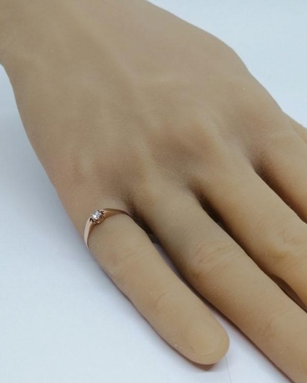 Bague/petit solitaire en or rosé, avec petit zirconium en sertie griffes, vers 1900. – Image 5