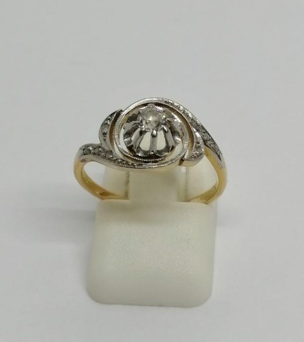 Bague or jaune et gris, tourbillon avec diamants, vers 1925.