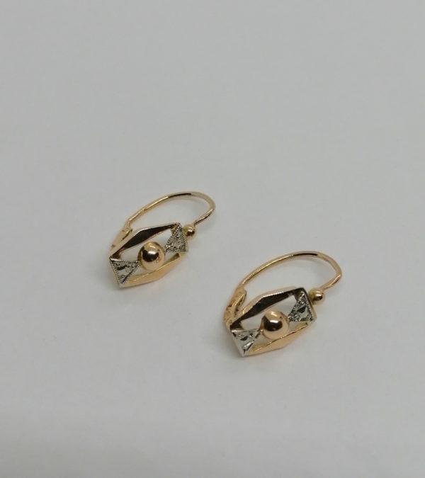 Paire de boucles d'oreilles en or rosé et gris, de forme sobre, début 1925.