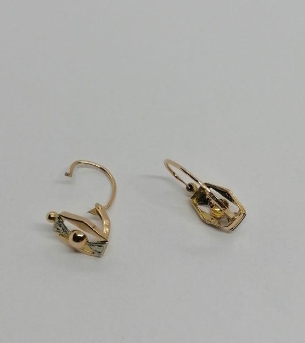 Paire de boucles d'oreilles en or rosé et gris, de forme sobre, début 1925. – Image 2