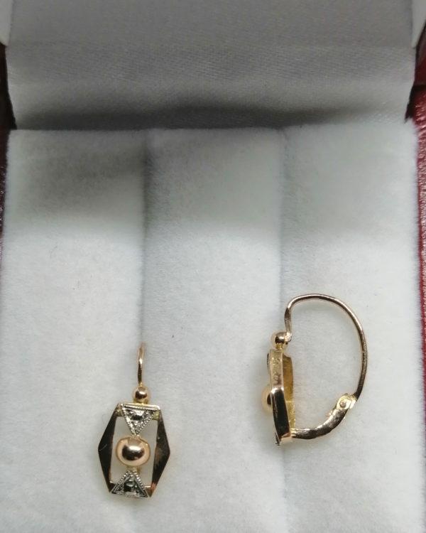 Paire de boucles d'oreilles en or rosé et gris, de forme sobre, début 1925. – Image 3