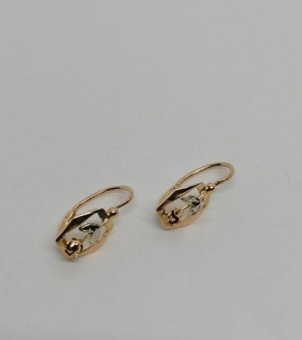 Paire de boucles d'oreilles en or rosé et gris, petite fleur, 1925.