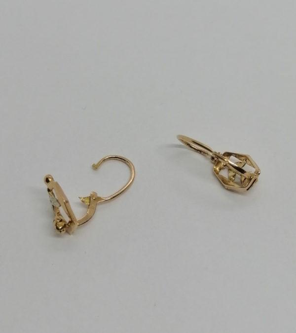 Paire de boucles d'oreilles en or rosé et gris, petite fleur, 1925. – Image 2