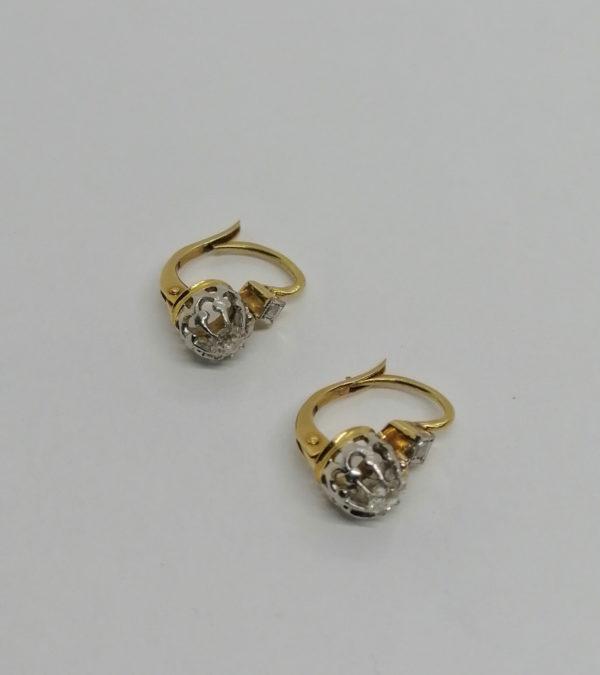Paire de boucles d'oreilles or jaune et gris, avec diamant taille ancienne, vers 1900-20.