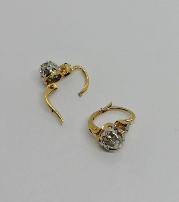 Paire de boucles d'oreilles or jaune et gris, avec diamant taille ancienne, vers 1900-20. – Image 2