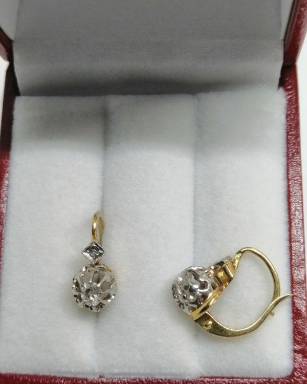 Paire de boucles d'oreilles or jaune et gris, avec diamant taille ancienne, vers 1900-20. – Image 3