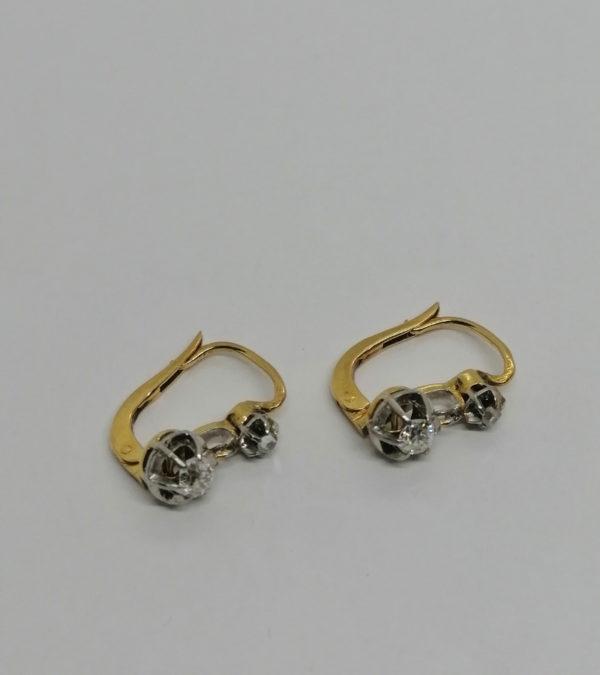Paire de boucles d'oreilles or jaune et gris, sertie de diamants taille ancienne et roses, vers 1920.