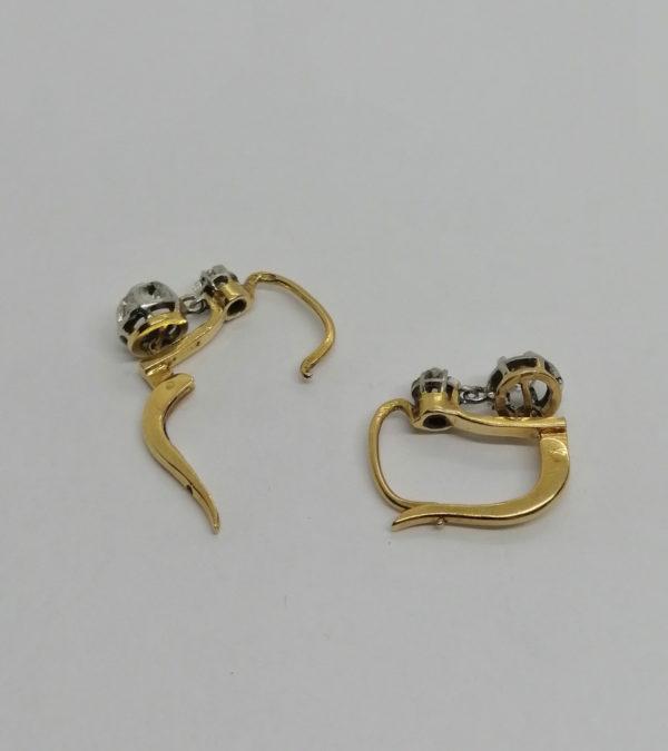Paire de boucles d'oreilles or jaune et gris, sertie de diamants taille ancienne et roses, vers 1920. – Image 2