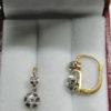 Paire de boucles d'oreilles or jaune et gris, sertie de diamants taille ancienne et roses, vers 1920. – Image 3