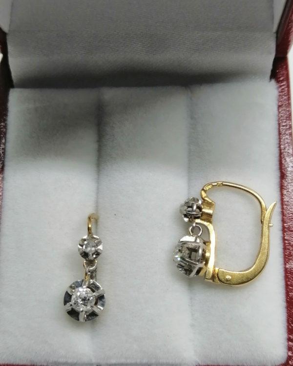 Paire de boucles d'oreilles or jaune et gris, sertie de diamants taille ancienne et roses, vers 1920. – Image 3