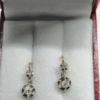 Paire de boucles d'oreilles or jaune et gris, sertie de diamants taille ancienne et roses, vers 1920. – Image 4