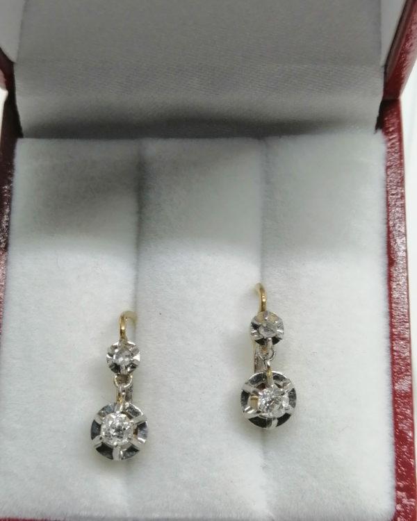 Paire de boucles d'oreilles or jaune et gris, sertie de diamants taille ancienne et roses, vers 1920. – Image 4