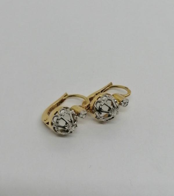 Paire de boucles d'oreilles or jaune et gris, avec roses de diamants,1920.