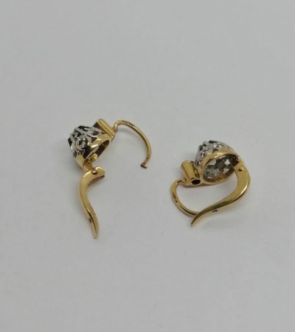 Paire de boucles d'oreilles or jaune et gris, avec roses de diamants,1920. – Image 2