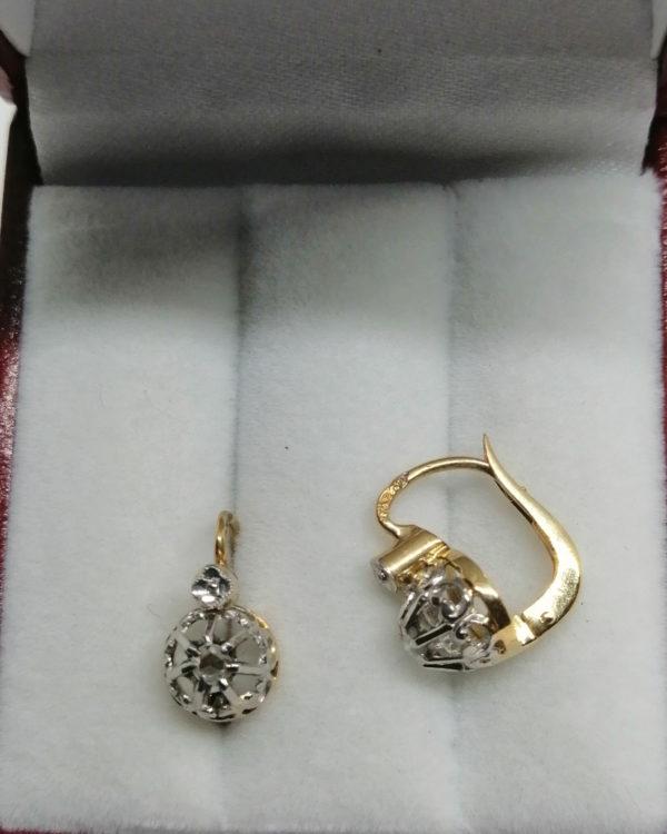 Paire de boucles d'oreilles or jaune et gris, avec roses de diamants,1920. – Image 3