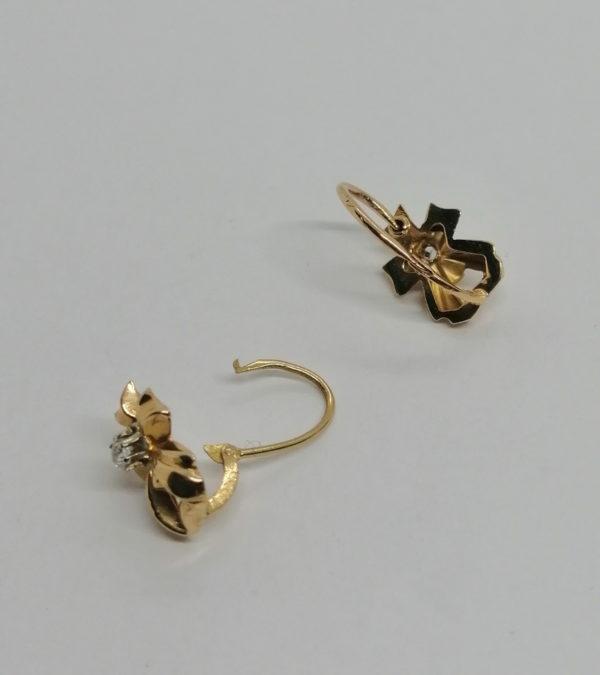 Paire de boucles d'oreilles or jaune, modèle façon ruban et pierre blanche, vers 1920. – Image 2