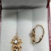 Paire de boucles d'oreilles or jaune, modèle façon ruban et pierre blanche, vers 1920. – Image 3
