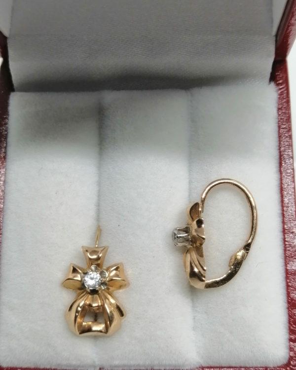 Paire de boucles d'oreilles or jaune, modèle façon ruban et pierre blanche, vers 1920. – Image 3