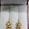 Paire de boucles d'oreilles or jaune, modèle façon ruban et pierre blanche, vers 1920. – Image 4