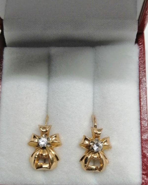 Paire de boucles d'oreilles or jaune, modèle façon ruban et pierre blanche, vers 1920. – Image 4