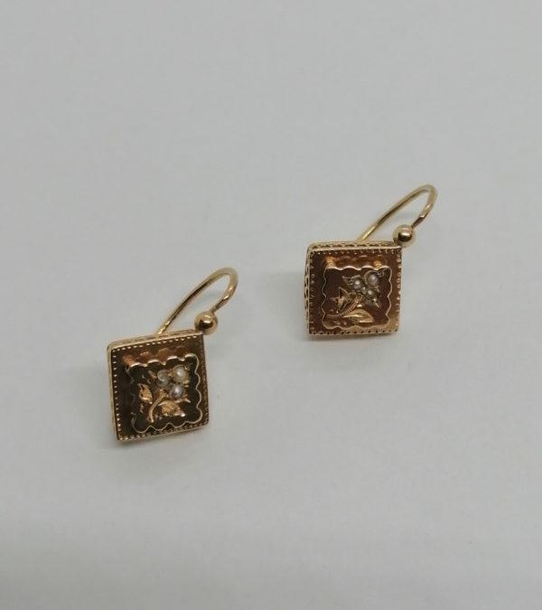 Paire de boucles d'oreilles or rosé, motif de fleurs et demi-perles fines, Art Nouveau.
