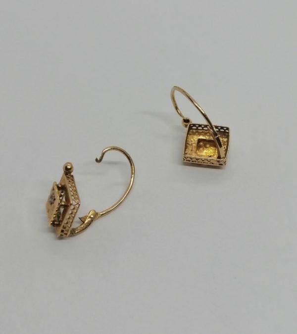 Paire de boucles d'oreilles or rosé, motif de fleurs et demi-perles fines, Art Nouveau. – Image 2