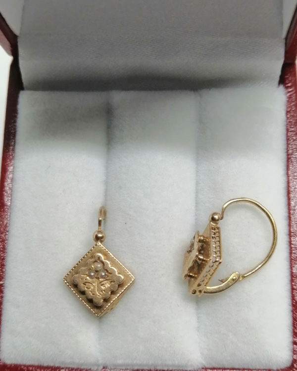 Paire de boucles d'oreilles or rosé, motif de fleurs et demi-perles fines, Art Nouveau. – Image 3