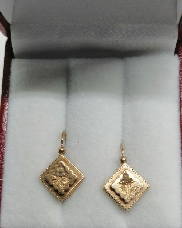 Paire de boucles d'oreilles or rosé, motif de fleurs et demi-perles fines, Art Nouveau. – Image 4