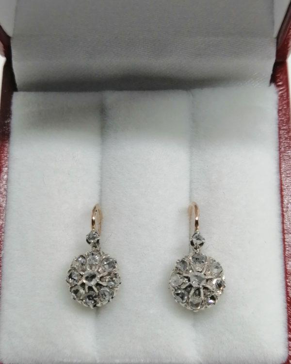Paire de boucles d'oreilles en or rosé et pavage de roses de diamants, 1900, Art Nouveau. – Image 4