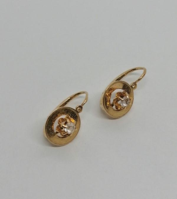 Paire de boucles d'oreilles en or rosé, ronde et sertie de pierres, 1900.