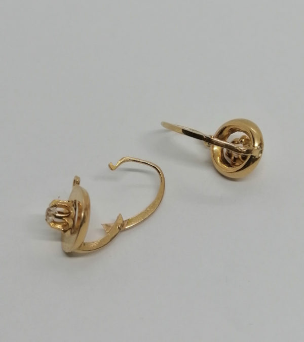 Paire de boucles d'oreilles en or rosé, ronde et sertie de pierres, 1900. – Image 2